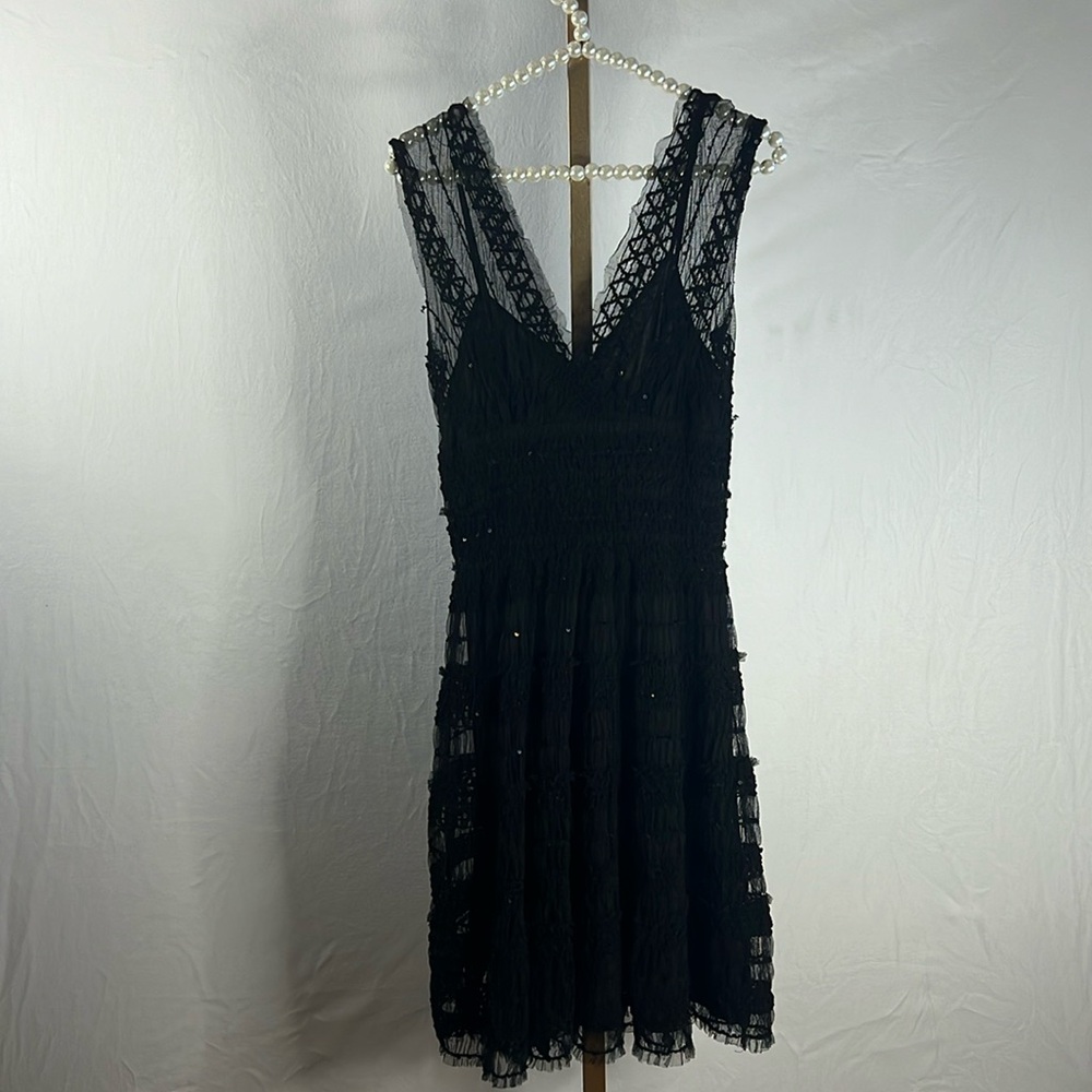Tight top, more flowy bottom. Lace overlay m, sequin throughout! Classy cocktail
